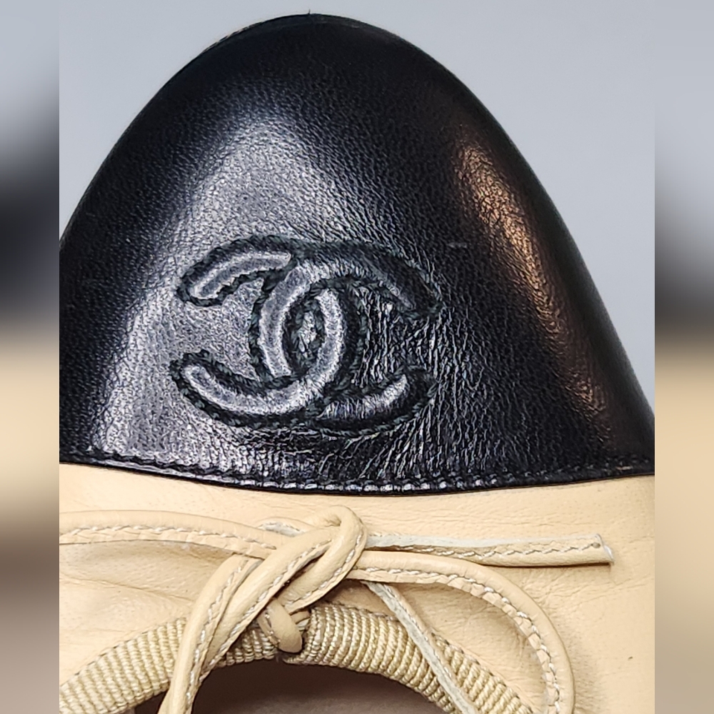 CHANEL Beige And Black Ballet Flats  Cap Toe With CC. Gorgeous 37.5 EU - Picture 13 of 15